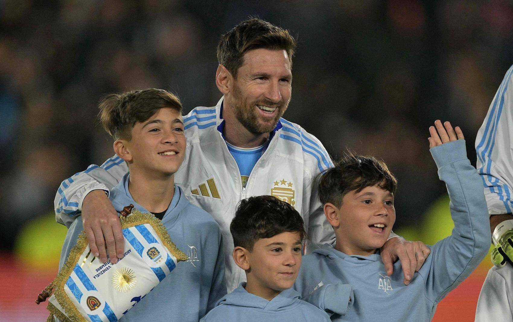 败北引发热议！，梅西在西班牙队比赛中重要助攻观众掌声雷动的简单介绍