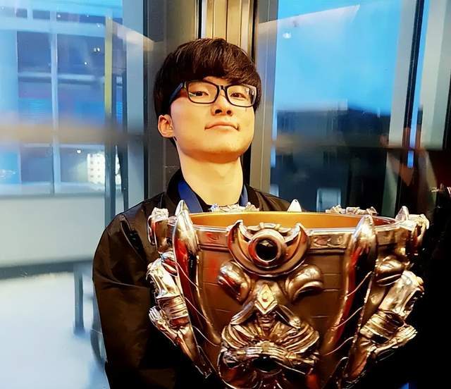 关于Faker回归赛场，惊险取胜首场状态亮眼，皇家马德里观众沸腾！的信息